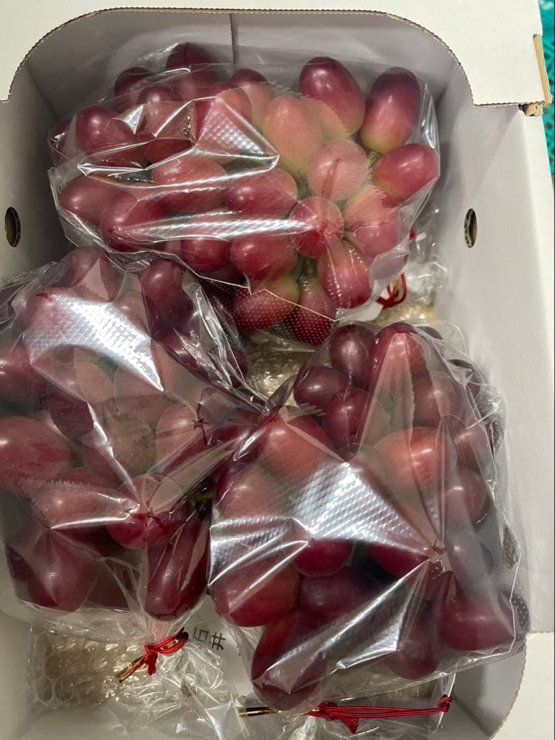 ① 【島根県産】神紅(しんく)ぶどう約2キロ(3〜4房)