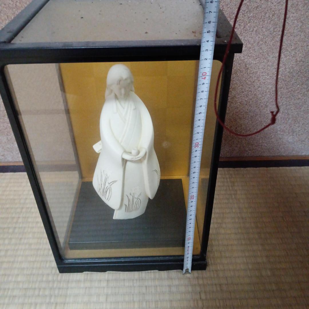 白い陶器製人形