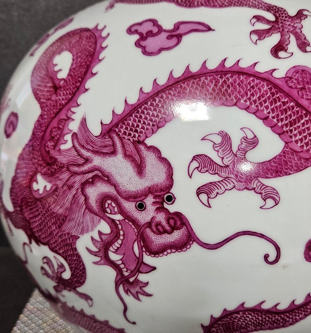 中国美術　中国陶磁器　大清乾隆年製銘　紅釉　粉彩　八龍図　五爪の龍図　大天球瓶