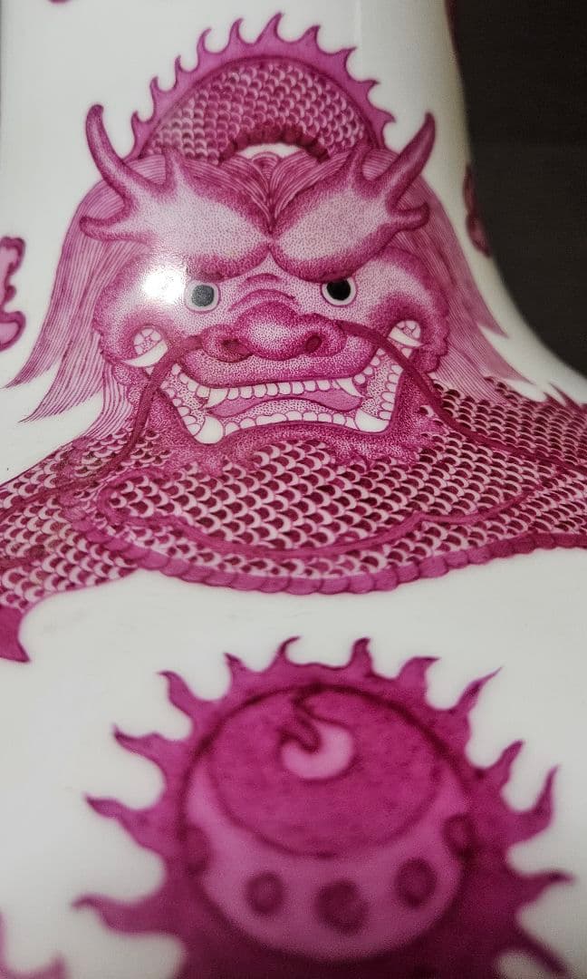 中国美術　中国陶磁器　大清乾隆年製銘　紅釉　粉彩　八龍図　五爪の龍図　大天球瓶