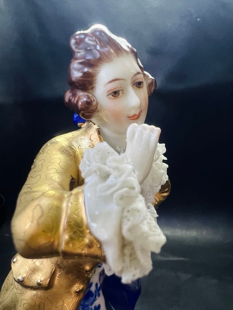 金色のコート 男性フィギュア 陶磁器