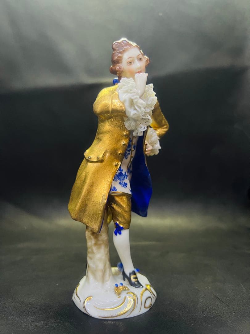 金色のコート 男性フィギュア 陶磁器