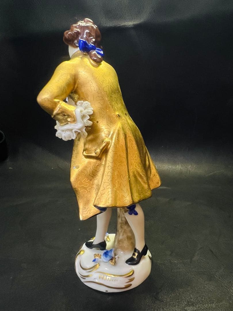 金色のコート 男性フィギュア 陶磁器