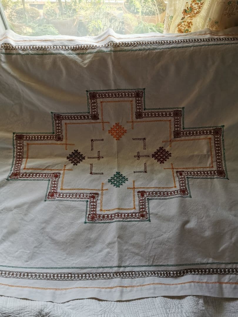 アンティーク 北欧ハーダンガー刺繍 レアな色糸ニードルワーク大判リネンクロス