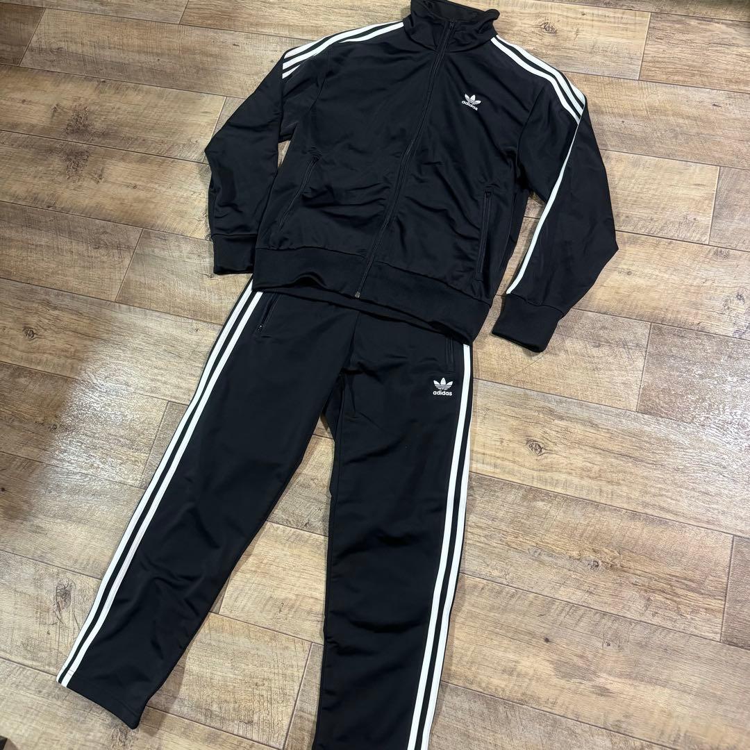 新品未使用品 黒 アディダスオリジナルス セットアップ 3本ライン 定番