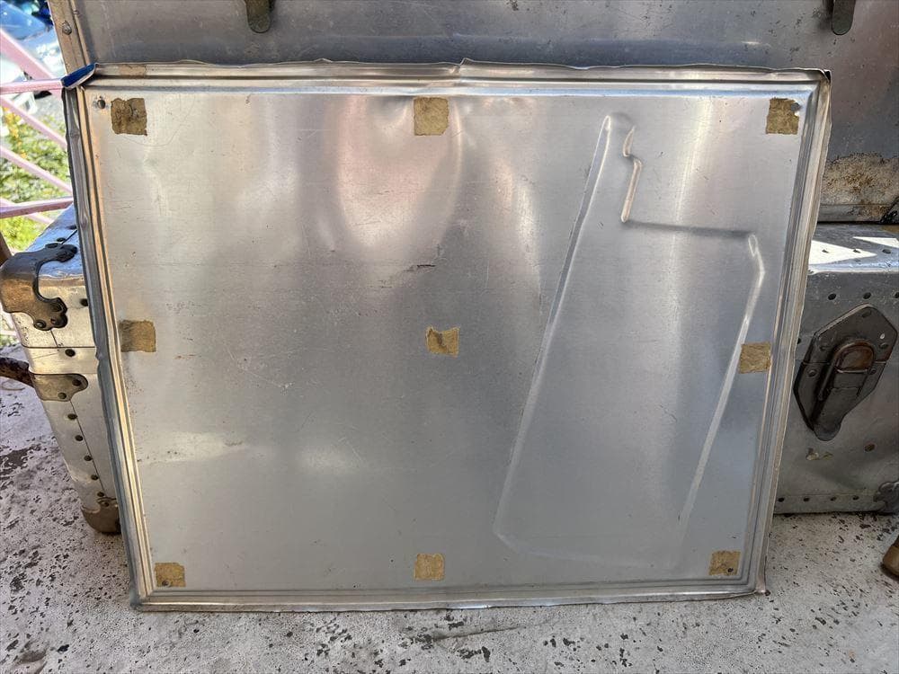 ビンテージ看板 LESSLESS TRA THAN LEADING LONGS！