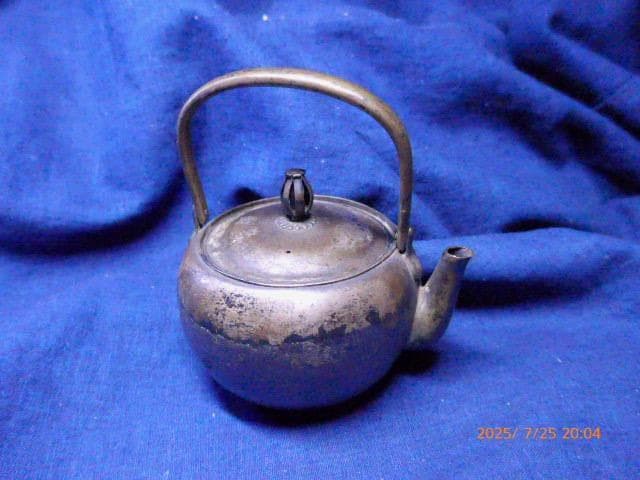 銅のとても古い小ぶりの薬缶、急須、水差しです