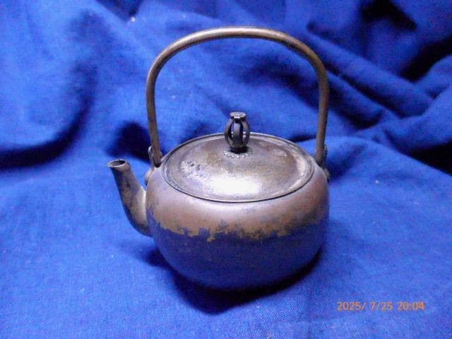 銅のとても古い小ぶりの薬缶、急須、水差しです