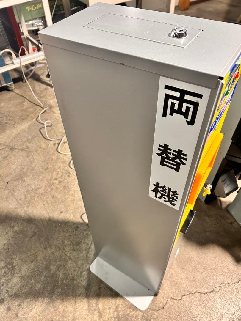 両替機•ラモン1000•株式会社マリンゲーム••新札対応品・ガチャガチャの横に