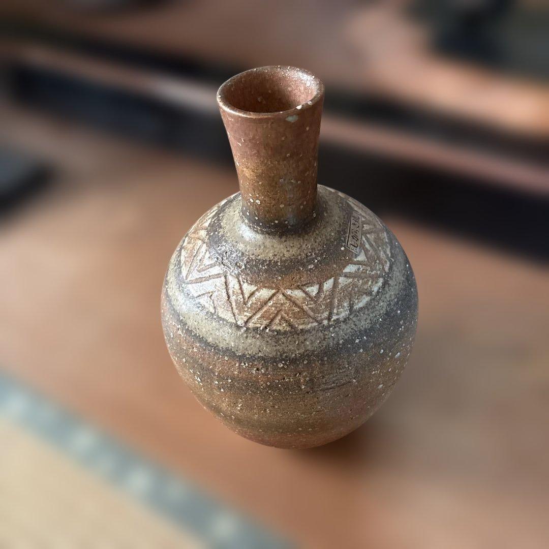 幾何学模様の茶色陶器花瓶　しがらき焼