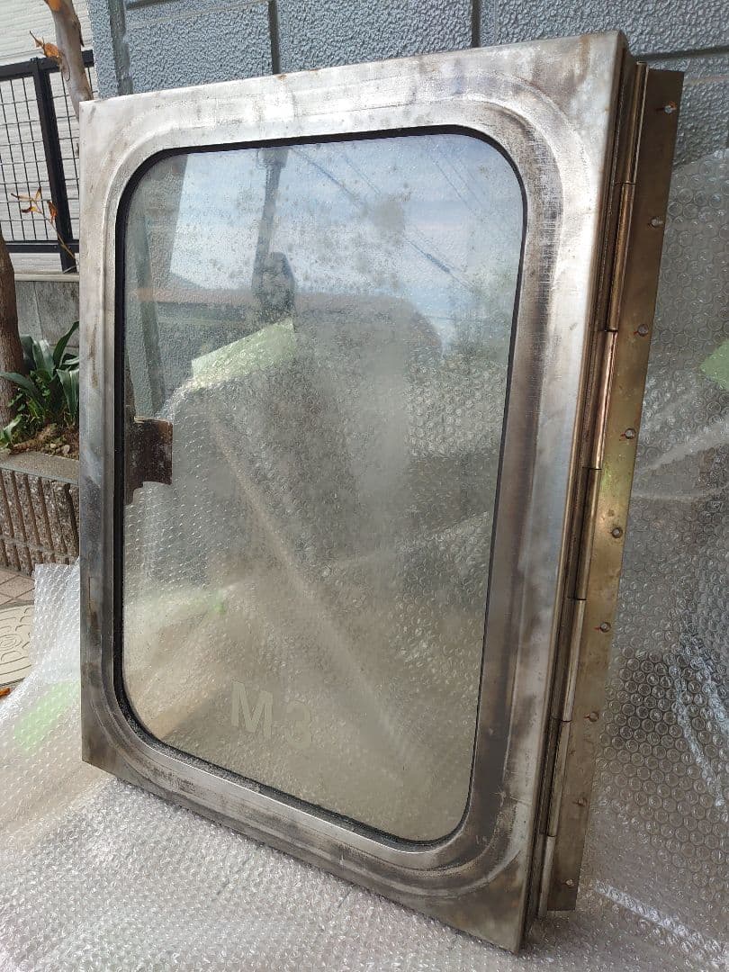 E1系MAX　乗務員室扉窓　M3