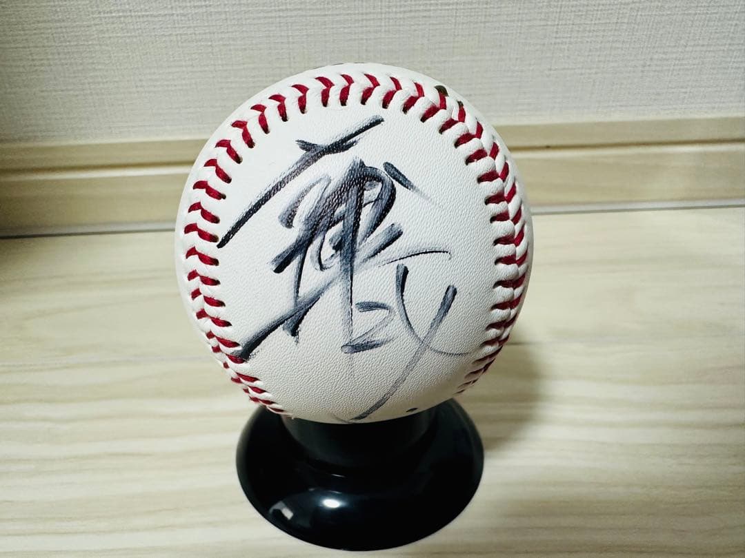 美品！ヒーロー大城卓三選手　直筆投入れサインボール