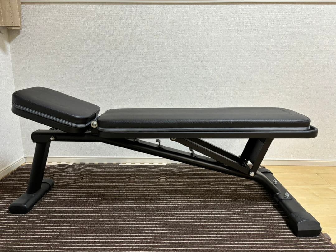 トレーニング用品（ベンチ、ダンベル）