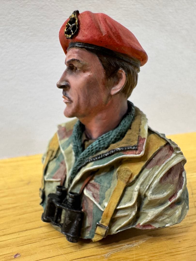 ミリタリーフィギュア 赤いベレー帽 迷彩1/10ケース付