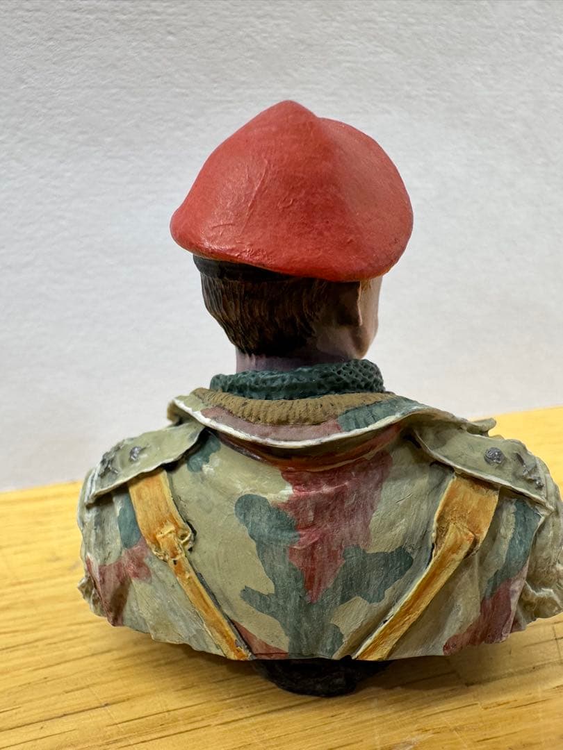 ミリタリーフィギュア 赤いベレー帽 迷彩1/10ケース付