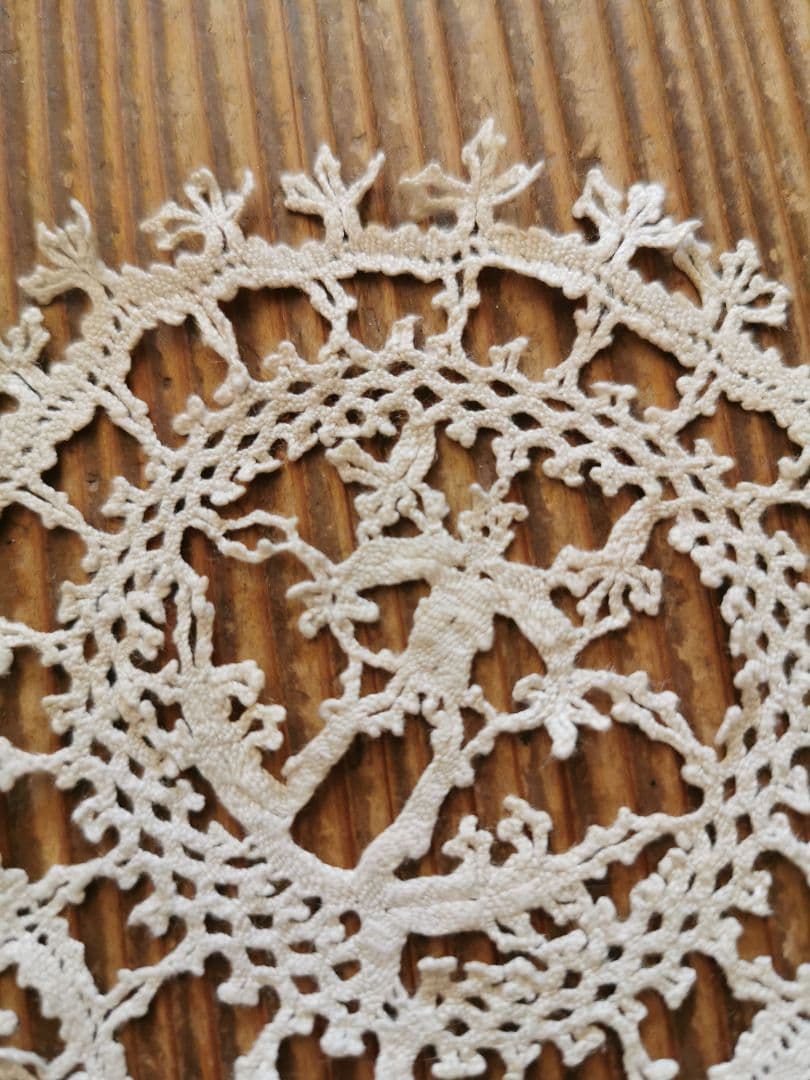 アンティーク ベルギー購入 可愛い人物像の小さなリネンドイリー フリルコースター