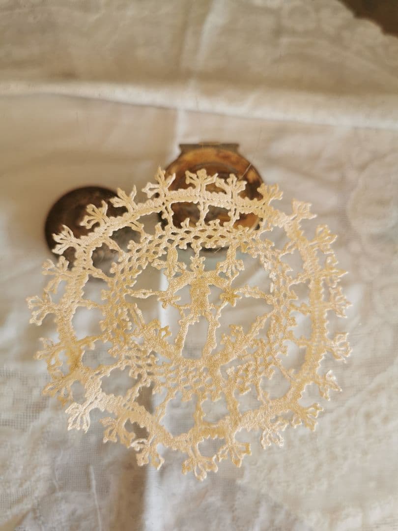 アンティーク ベルギー購入 可愛い人物像の小さなリネンドイリー フリルコースター