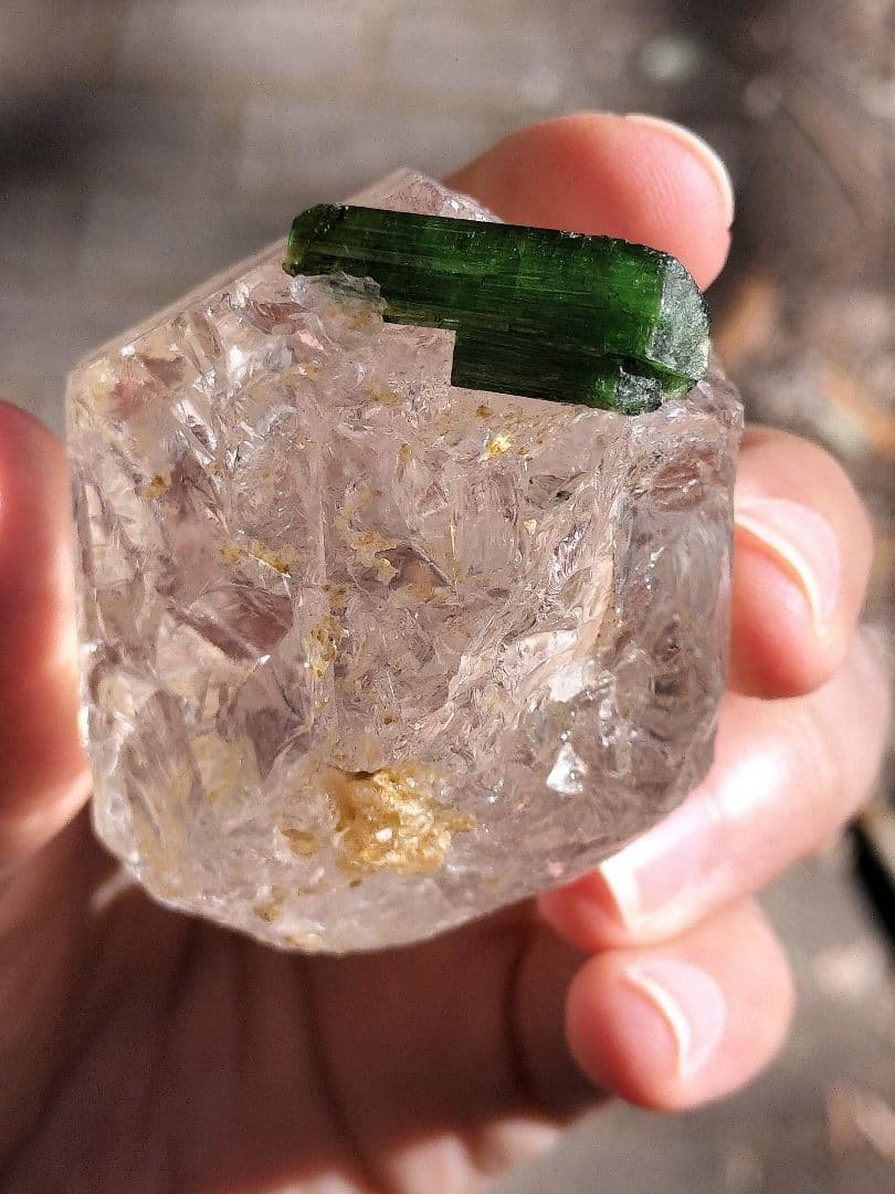 グリーントルマリンオンクォーツ