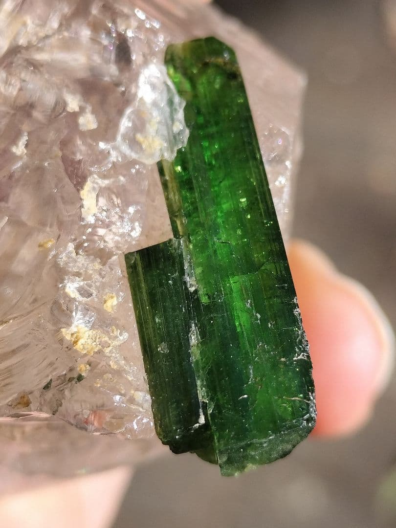 グリーントルマリンオンクォーツ