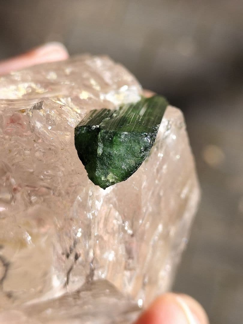 グリーントルマリンオンクォーツ