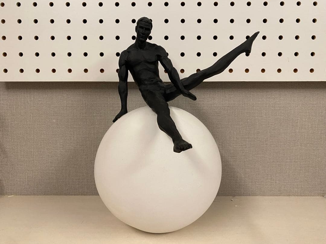 KARE インテリア　人型彫刻 白い球体のオブジェ