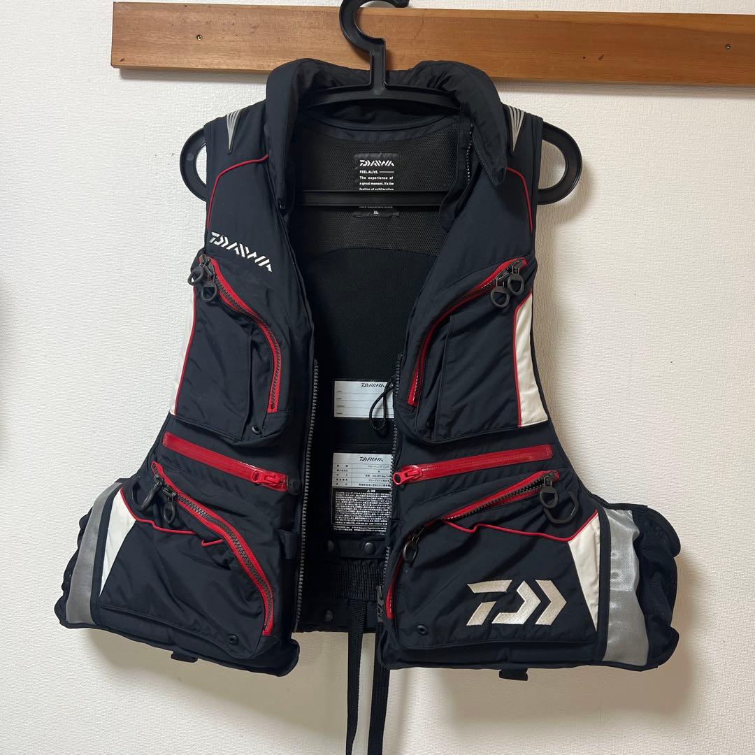 Daiwa フィッシングベスト 黒/赤