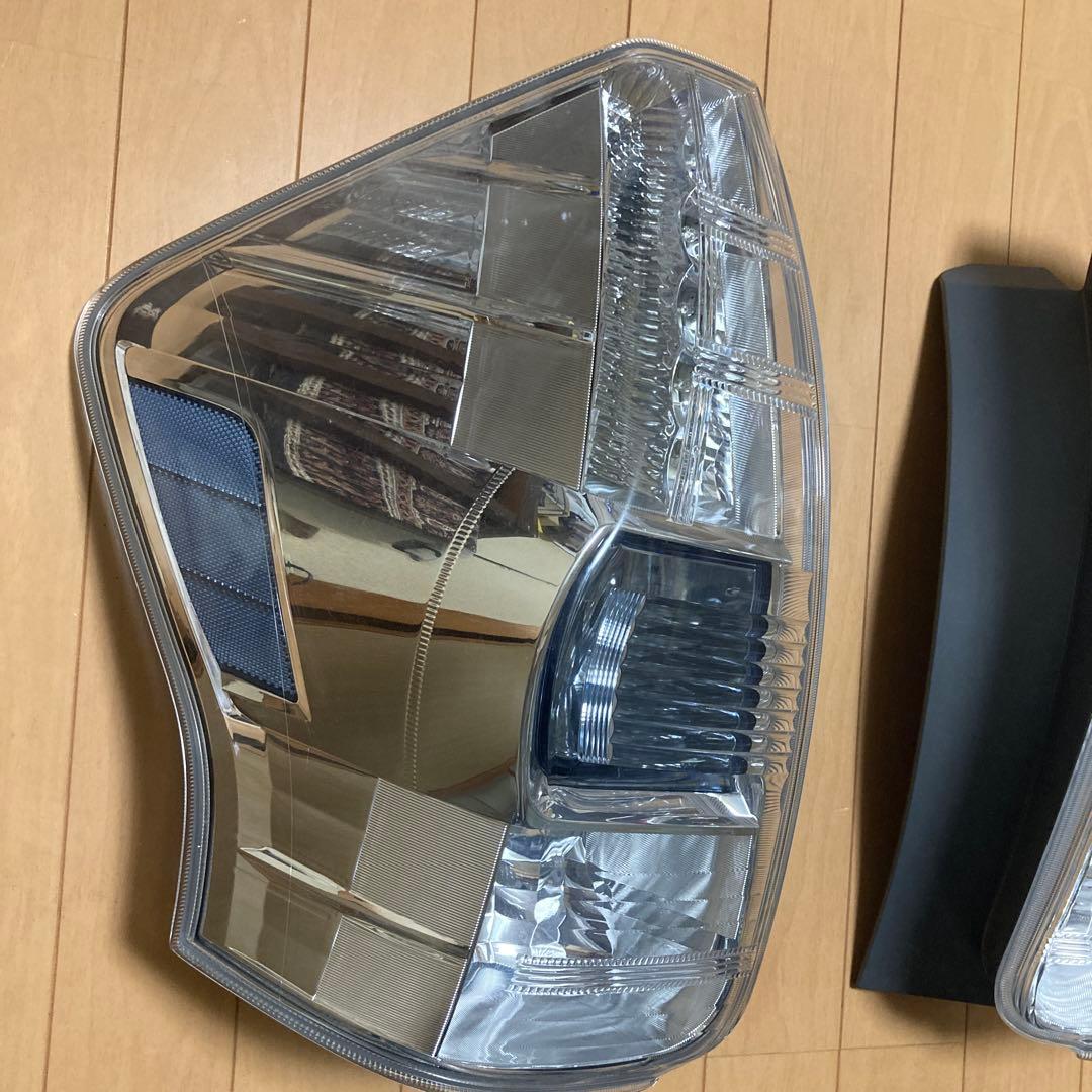 売り切り価格！平成24年式　プリウス　アルファ テールライト 左右セット