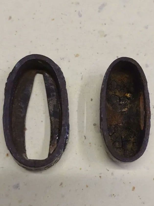 縁頭、鉄地に銀象嵌で菊に唐草図