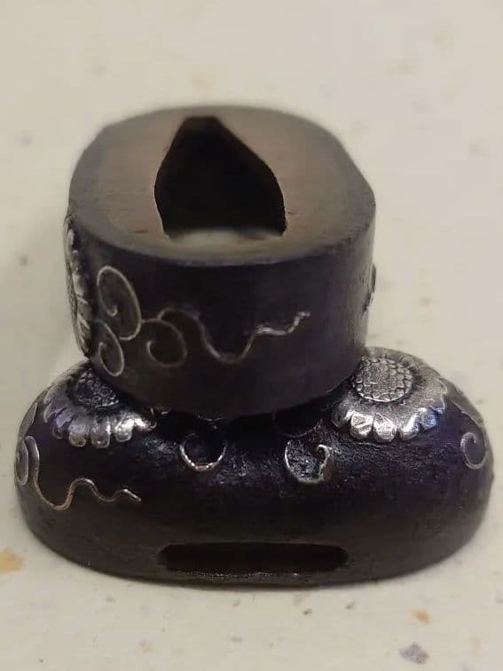 縁頭、鉄地に銀象嵌で菊に唐草図