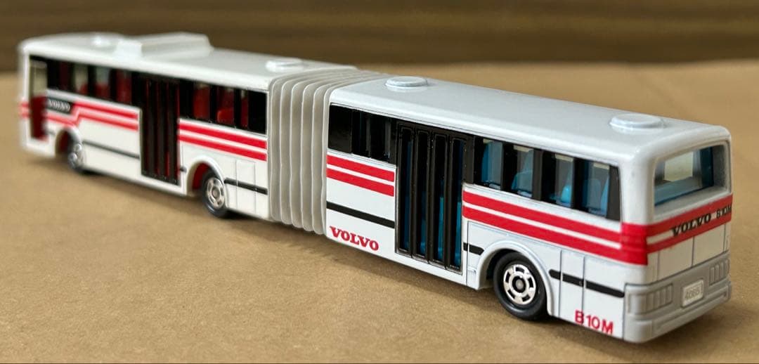 ロングトミカ L4 VOLVO-富士重工・連節バス