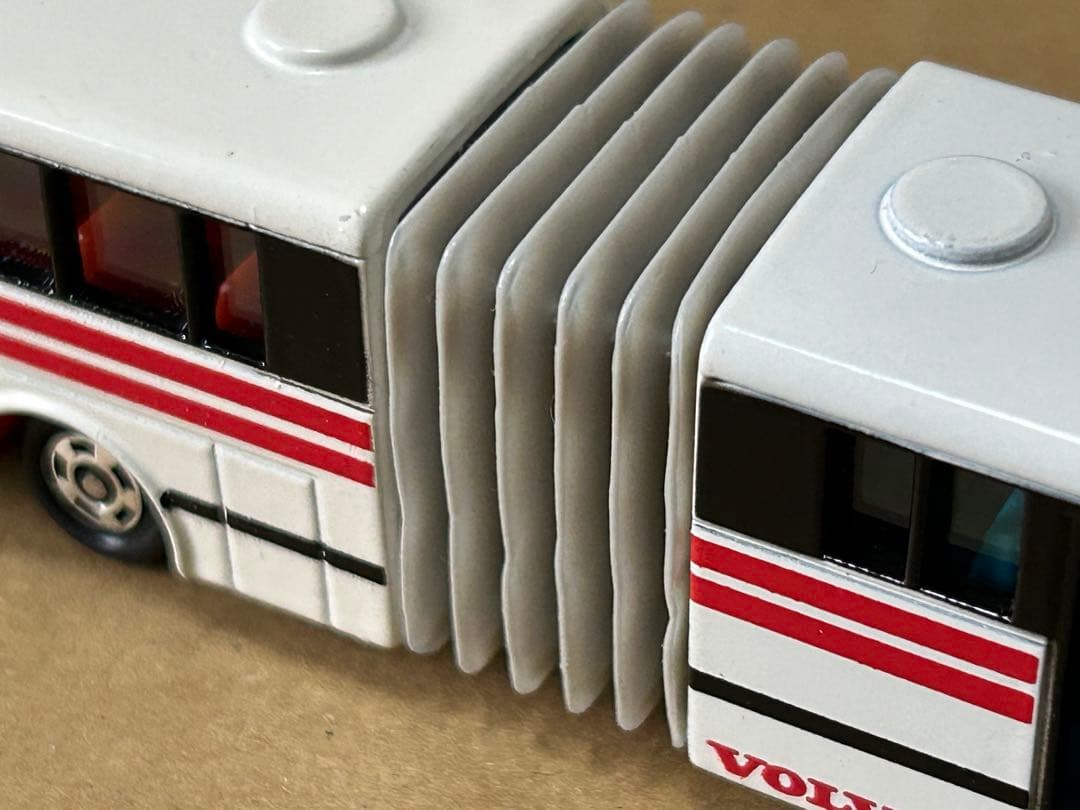 ロングトミカ L4 VOLVO-富士重工・連節バス