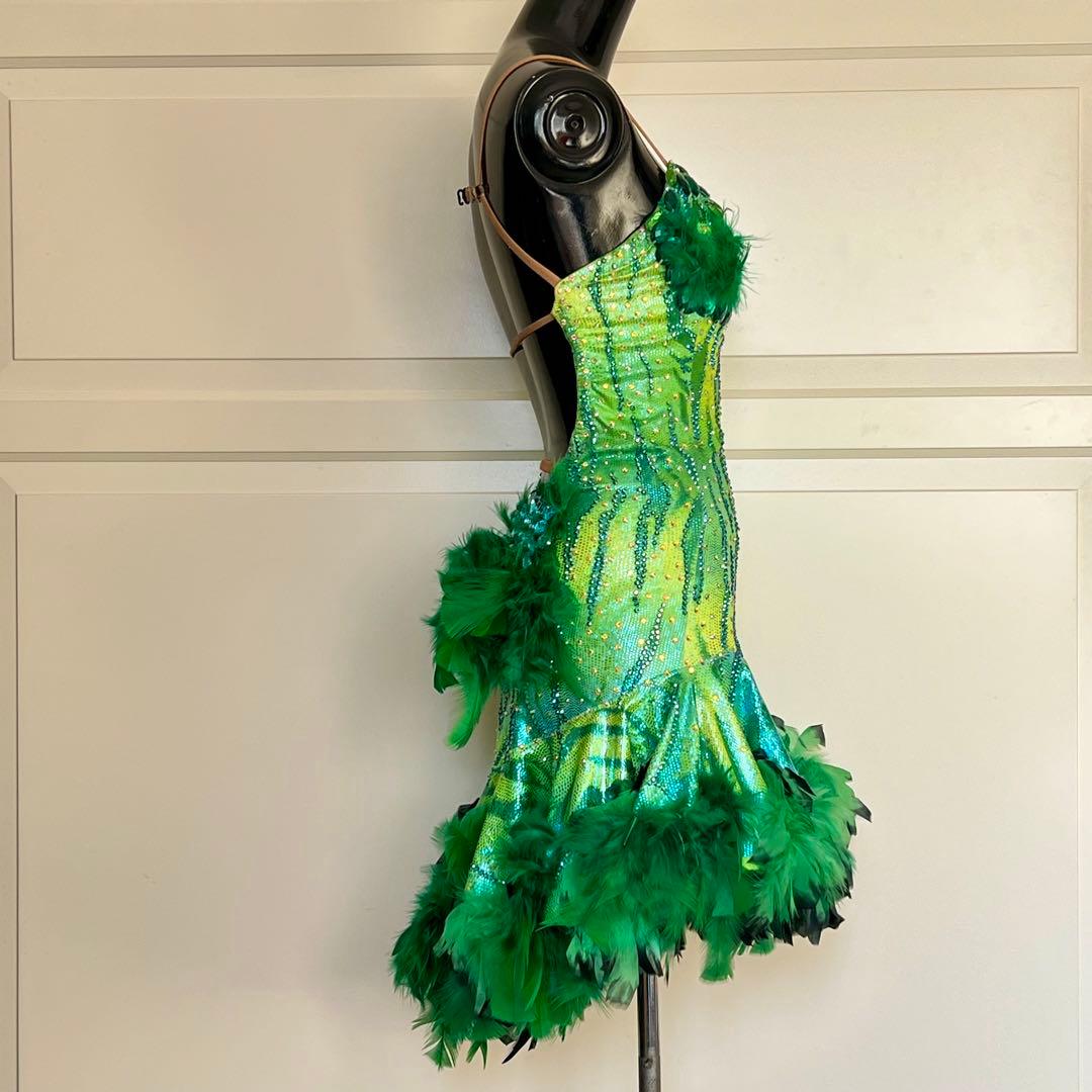可愛い羽根が華やかな社交ダンスラテンドレス