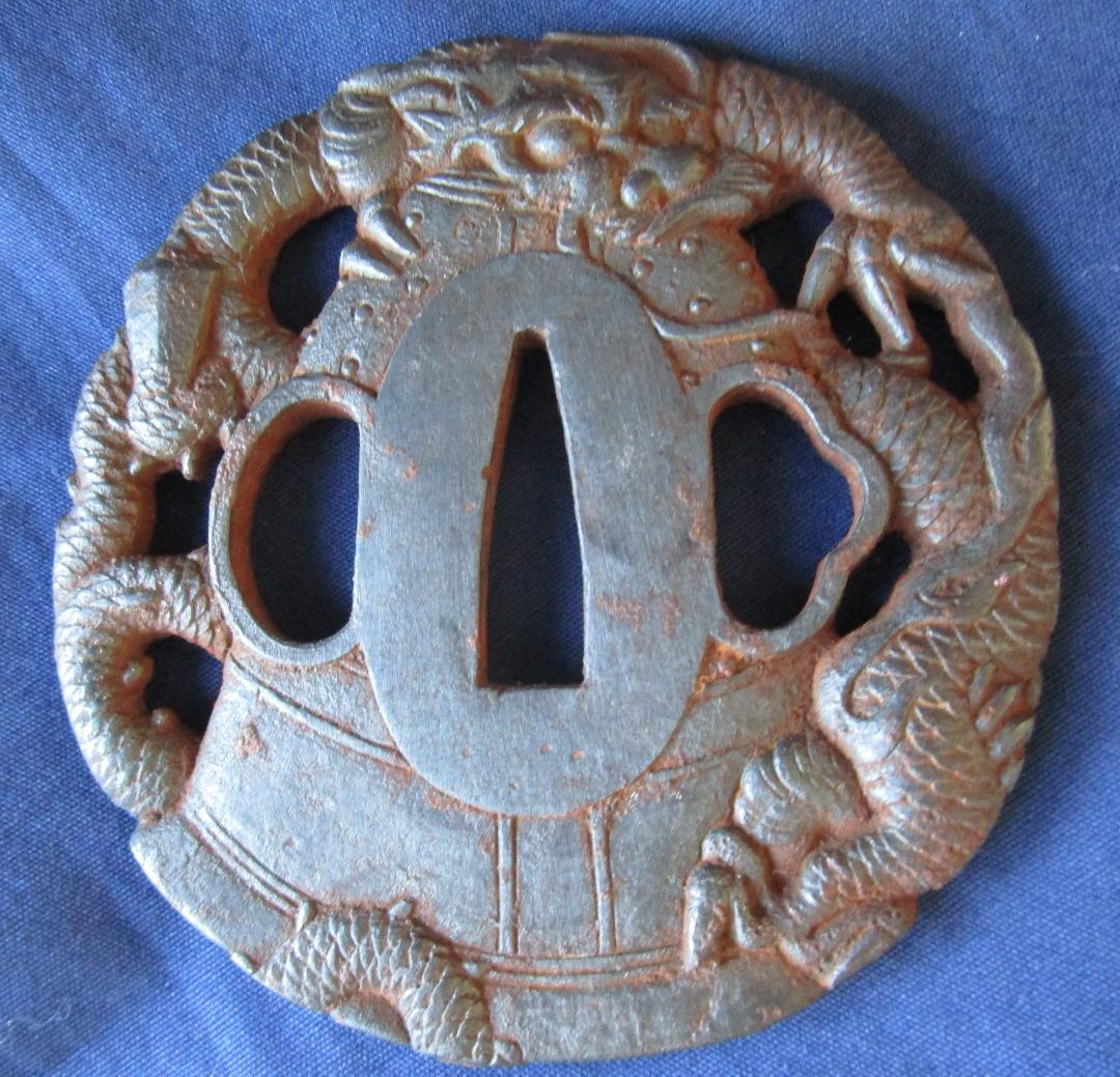 刀の鍔　脇差鍔　透かし鍔　錆あり　サイズ等写真にて　ドラゴンと鶴の鉄製鍔　1枚