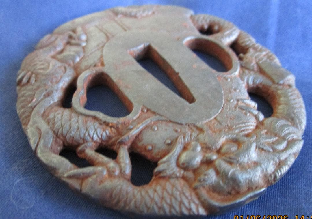 刀の鍔　脇差鍔　透かし鍔　錆あり　サイズ等写真にて　ドラゴンと鶴の鉄製鍔　1枚