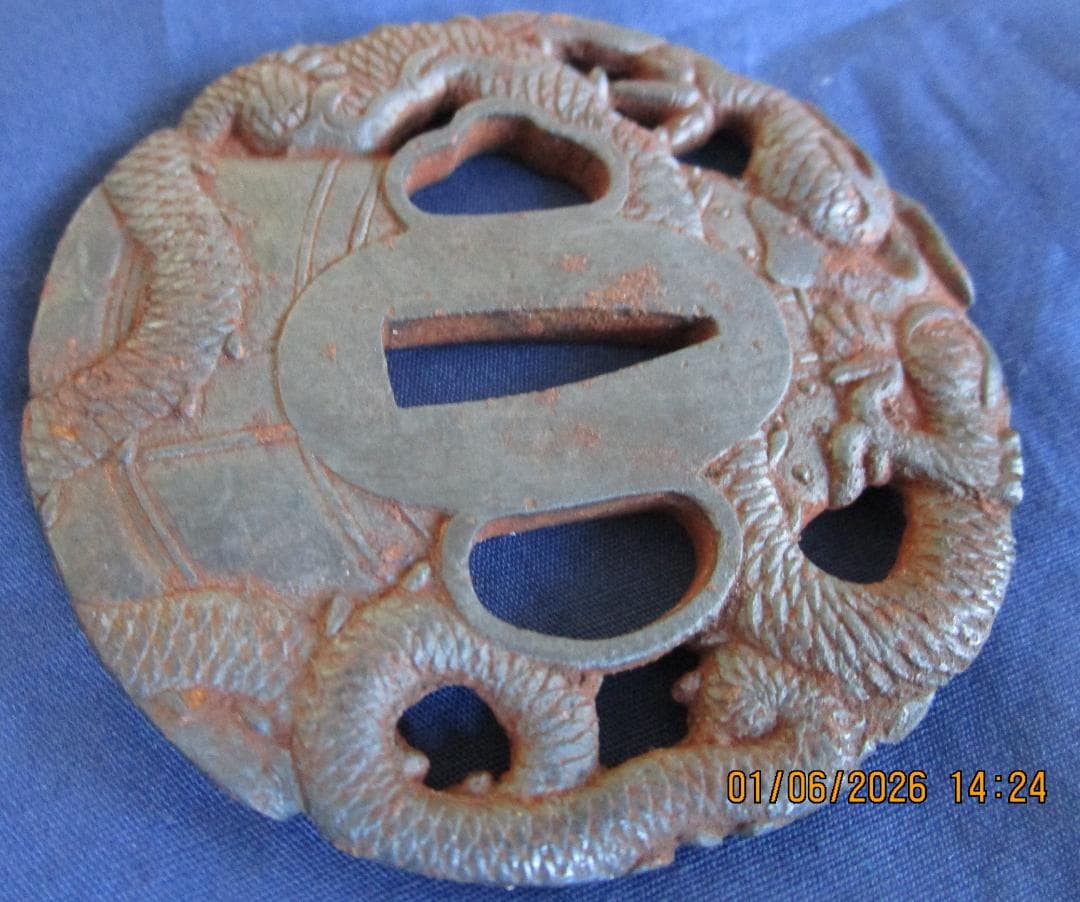 刀の鍔　脇差鍔　透かし鍔　錆あり　サイズ等写真にて　ドラゴンと鶴の鉄製鍔　1枚