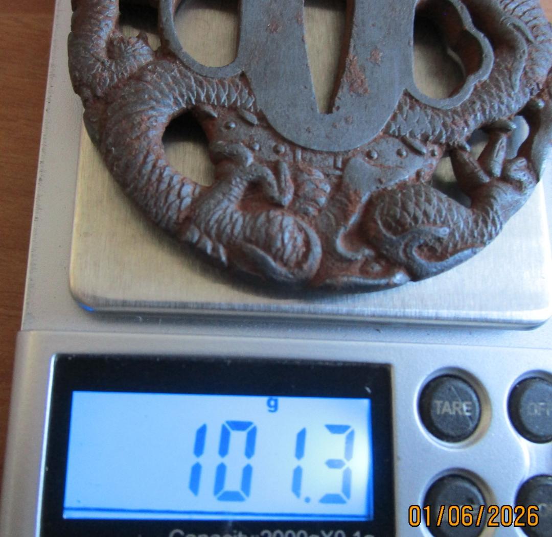 刀の鍔　脇差鍔　透かし鍔　錆あり　サイズ等写真にて　ドラゴンと鶴の鉄製鍔　1枚