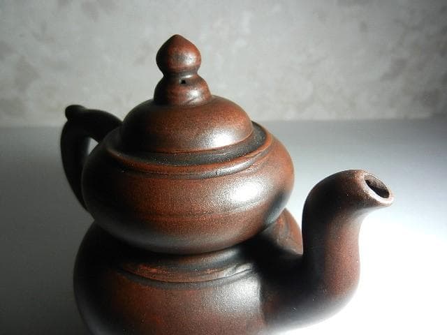 宜興紫砂茶壷（底款「徐漢棠制」、高さ１０ｃｍ、横幅１３ｃｍ、容量１５０ｃｃ）