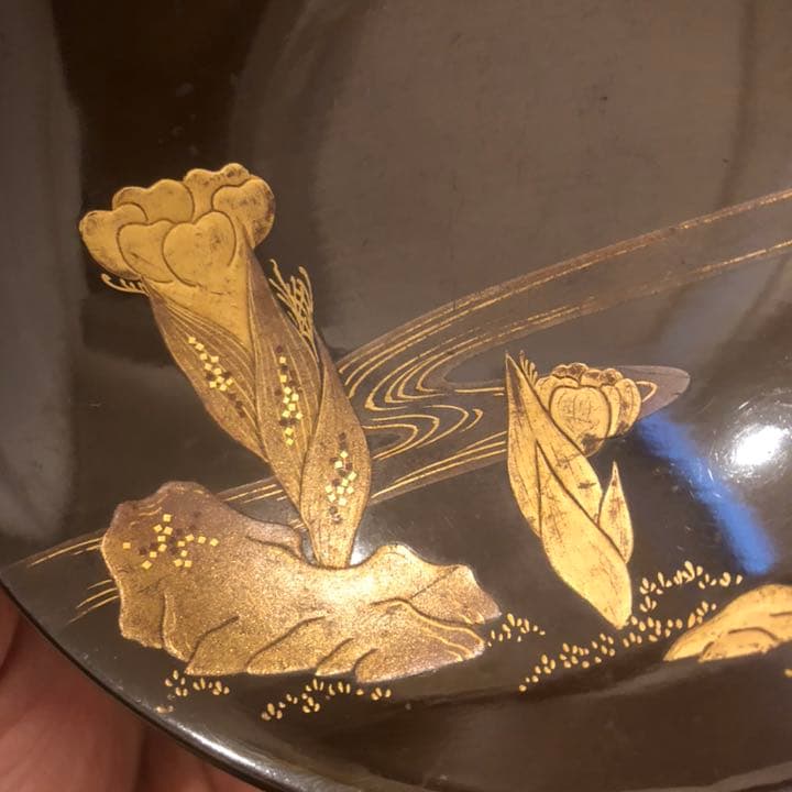 蔵から凄いお品物が出てきました。金で絵ががれた渡鳥と蕗の薹の漆塗り、蒔絵の盃