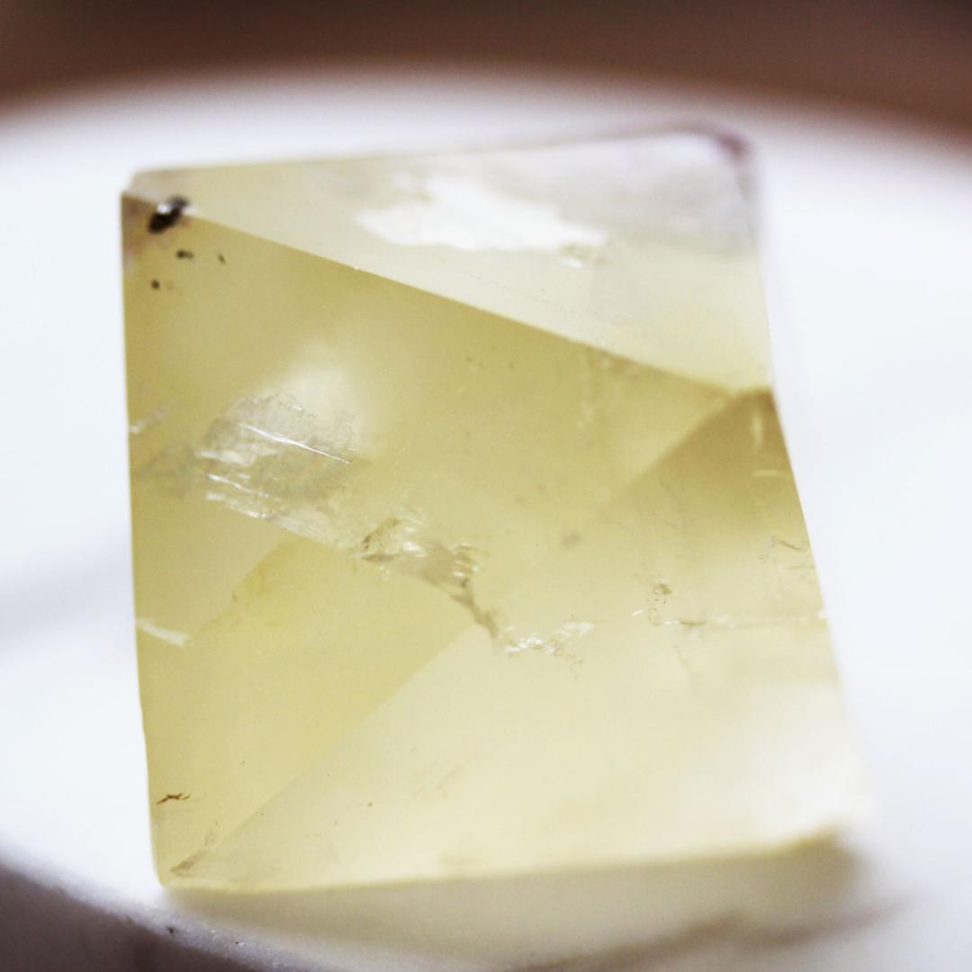 クリームイエロー 82g イリノイ産　フローライト 蛍石　八面体　原石　蛍石