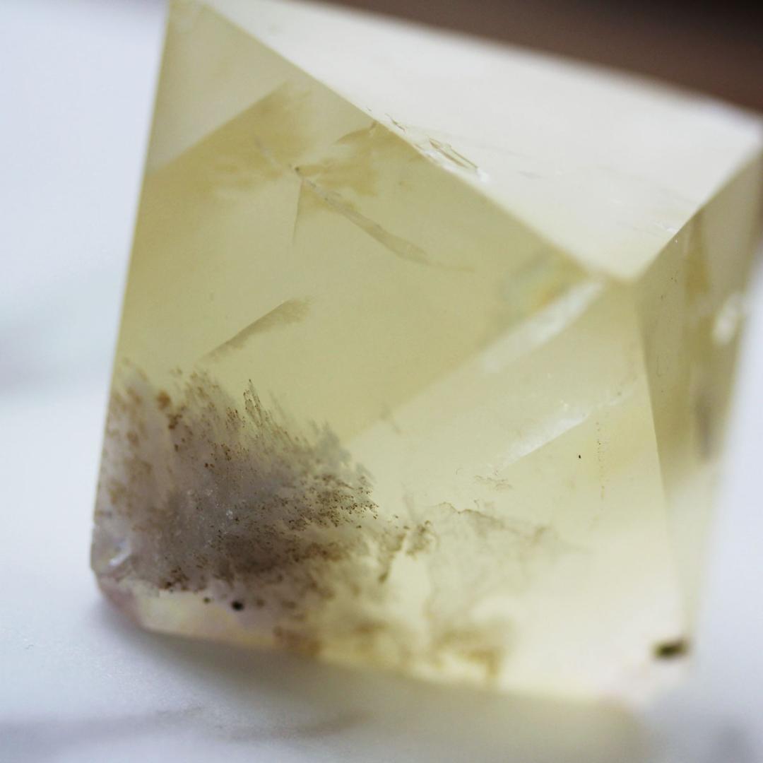 クリームイエロー 82g イリノイ産　フローライト 蛍石　八面体　原石　蛍石