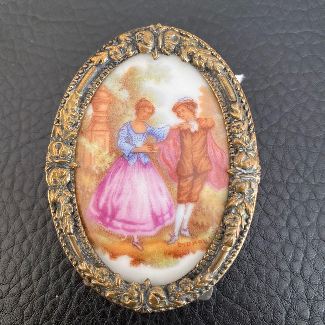 アンティーク男女絵柄ブローチか写真アルバムかMade in Denmark丹麦製