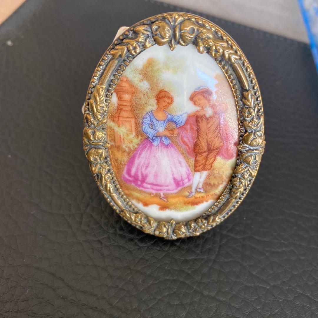 アンティーク男女絵柄ブローチか写真アルバムかMade in Denmark丹麦製