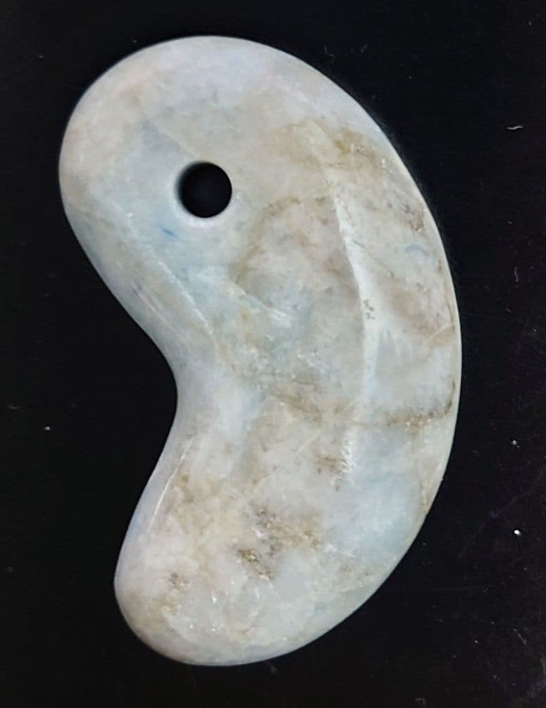 糸魚川翡翠　勾玉　入りコン沢