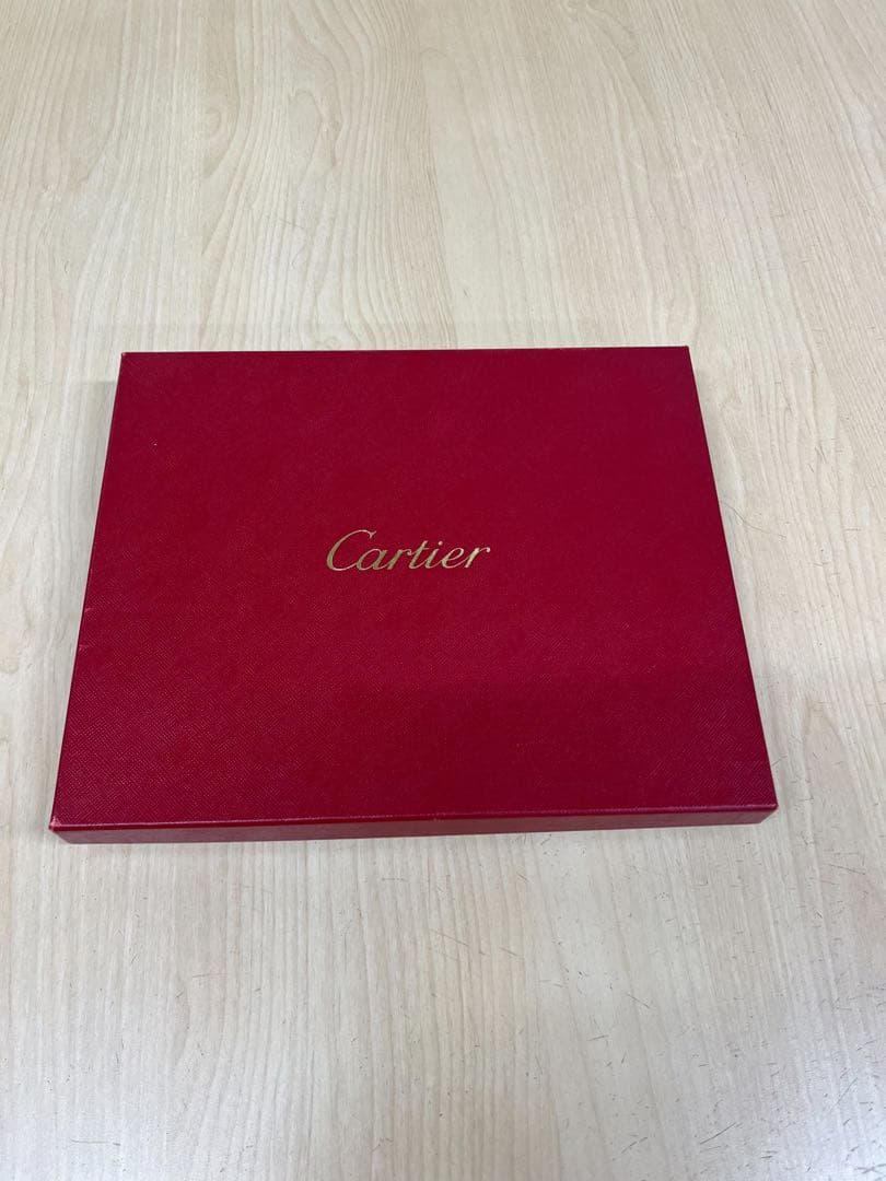 カルティエハッピーバースデーコレクションのレザーカバー限定ノートです。