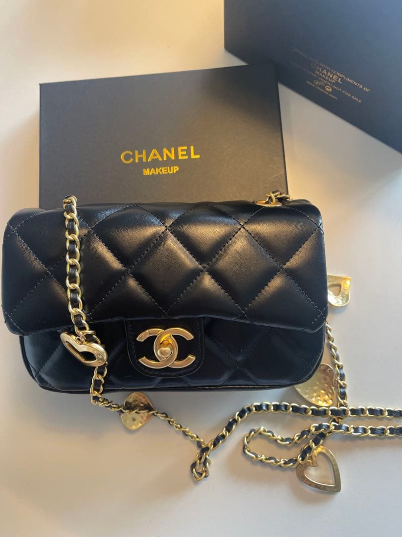 CHANEL キルティングショルダーバッグハートチ エーンノベルティ