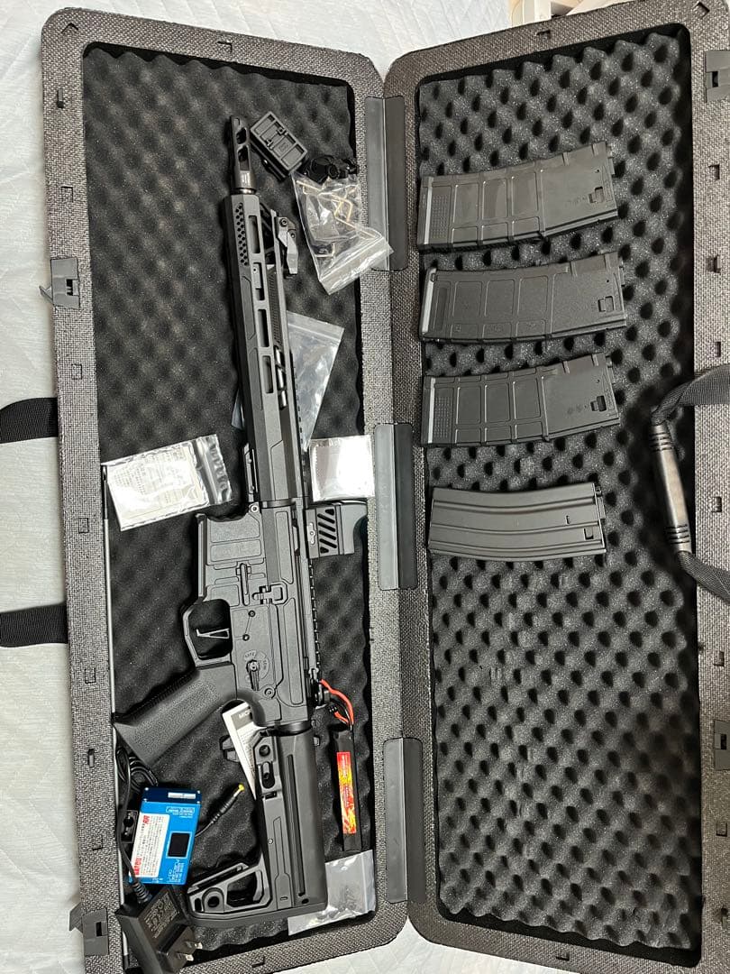 AR-15電動ガン BATON バッテリー　ドットサイト　マガジン4つ付き！