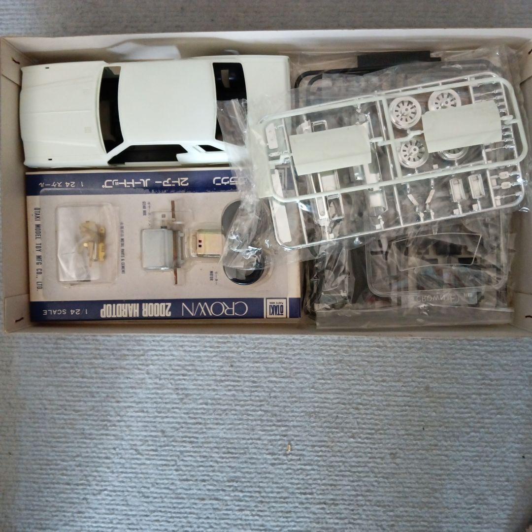 CROWN 2000 2ドアハードトップ 1/24スケール