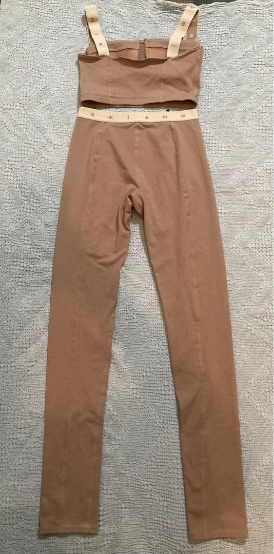 新品　emmi yog aエミヨガ　ヨガウェア　吸水速乾　ピンクベージュ　M