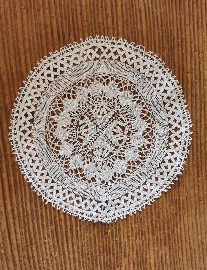アンティーク マルチーズレースラウンドドイリー 涼やかなリネン糸 マルタ十字✠