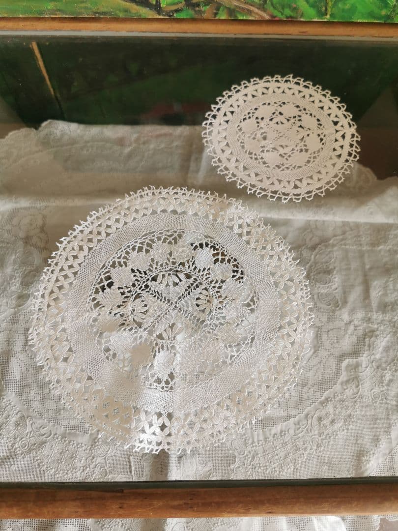 アンティーク マルチーズレースラウンドドイリー 涼やかなリネン糸 マルタ十字✠